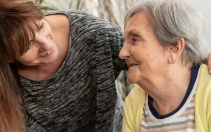 Demenzbetreuung einer Seniorin im Alltag von Senovita Demenzbetreuung einer Seniorin im Alltag von Senovita