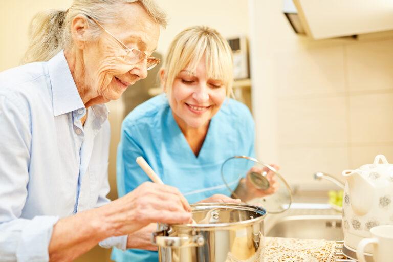 Gemeinsames Kochen und Betreuung von Senioren - Senovita Gemeinsames Kochen und Betreuung von Senioren - Senovita