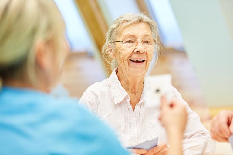 Soziale Betreuung von Senioren für Lebensfreude und zwischenmenschliche Nähe Soziale Betreuung von Seniorin für Lebensfreude und zwischenmenschliche Nähe